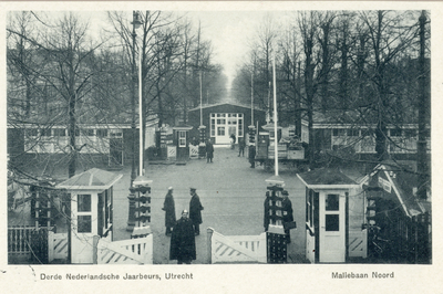 600090 Gezicht op de ingang van het Jaarbeursterrein op de Maliebaan Noord te Utrecht, tijdens de derde Nederlandse ...